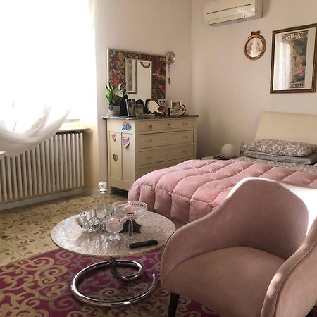 B & B Da Giusy Corte Franca Bagian luar foto